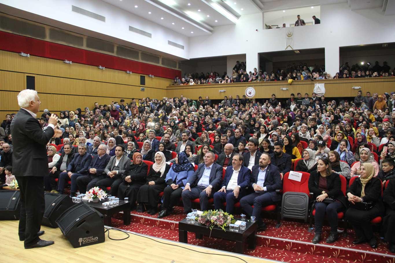 Prof. Dr. Nihat Hatipoğlu: "Hazreti Muhammed'in dokunduğu hiçbir gönül kaybetmedi"